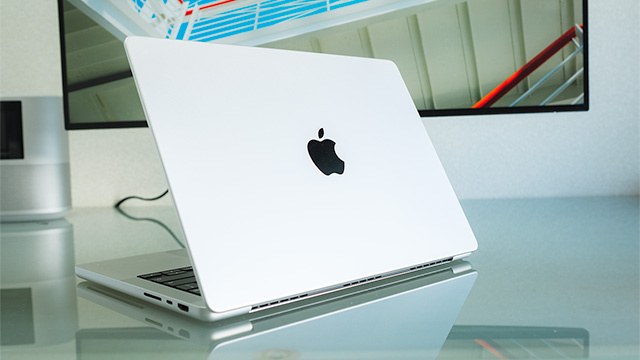 MacBook Pro M5 Max